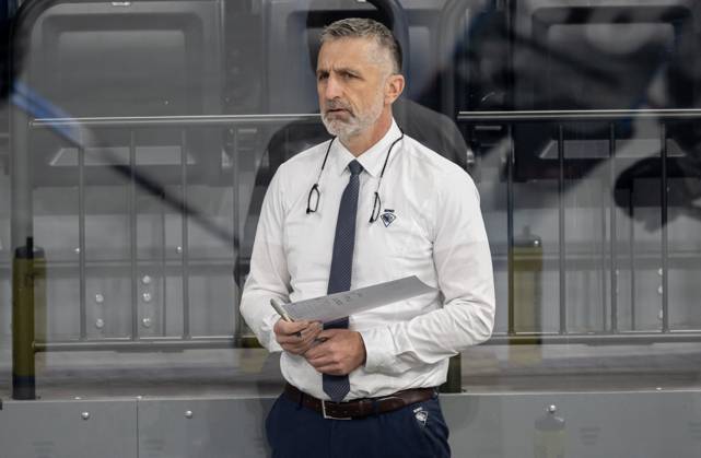 Mark French Head Coach, ERC Ingolstadt Panther watches the warm-up of his players GER, EHC Red Bull Muenchen vs ERC Ingolstadt, Ice Hockey, DEL, Matchday 24, Season 2024 2025, 08 12 2024 GER, EHC Red Bull Muenchen vs ERC Ingolstadt, Ice Hockey, DEL, Matchday 24, Season 2024 2025, 08 12 2024 Muenchen Copyright: xEibner-Pressefoto HeikexFeinerx EP_HFR
