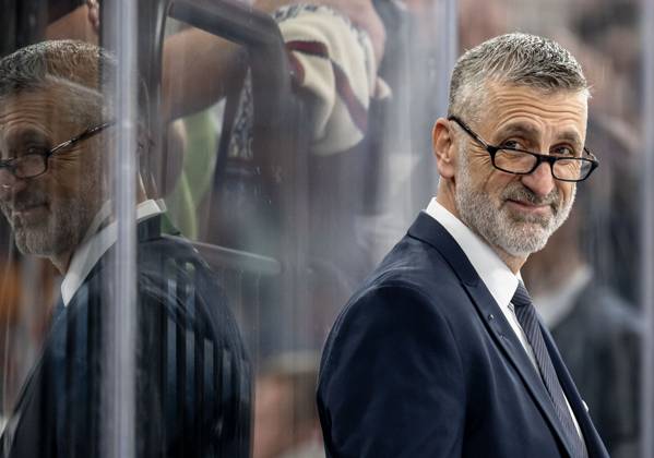 Mark French Head Coach, ERC Ingolstadt Panther with mirror image in plexiglass GER, EHC Red Bull Muenchen vs ERC Ingolstadt, Ice Hockey, DEL, Matchday 24, Season 2024 2025, 08 12 2024 GER, EHC Red Bull Muenchen vs ERC Ingolstadt, Ice Hockey, DEL, Matchday 24, Season 2024 2025, 08 12 2024 Muenchen Copyright: xEibner-Pressefoto HeikexFeinerx EP_HFR
