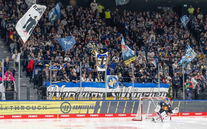 The Munich fans in the North Curve behind Mathias Niederberger Goalkeeper, EHC Red Bull Muenchen, 35 GER, EHC Red Bull Muenchen vs ERC Ingolstadt, Ice Hockey, DEL, Matchday 24, Season 2024 2025, 08 12 2024 GER, EHC Red Bull Muenchen vs ERC Ingolstadt, Ice Hockey, DEL, Matchday 24, Season 2024 2025, 08 12 2024 Muenchen Copyright: xEibner-Pressefoto HeikexFeinerx EP_HFR