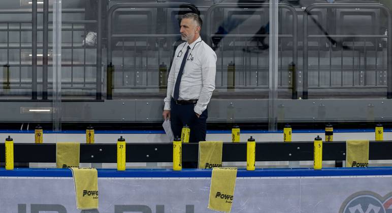 Mark French Head Coach, ERC Ingolstadt Panthers on the bench of the Schanzer, which is prepared with towels and drinking bottles of the players GER, EHC Red Bull Muenchen vs ERC Ingolstadt, Ice Hockey, DEL, Matchday 24, Season 2024 2025, 08 12 2024 GER, EHC Red Bull Muenchen vs ERC Ingolstadt, Ice Hockey, DEL, Matchday 24, Season 2024 2025, 08 12 2024 Muenchen Copyright: xEibner-Pressefoto HeikexFeinerx EP_HFR
