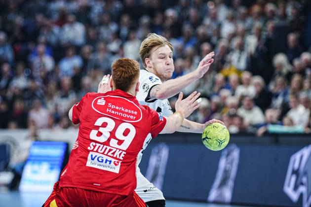 Lukas Stutzke TSV Hannover Burgdorf, 39 , Eric Johansson THW Kiel, 21 GER, THW Kiel vs TSV Hannover Burgdorf, Handball, Bundesliga, Matchday, 14, Season 2024 2025, 11 12 2024 GER, THW Kiel vs TSV Hannover Burgdorf, Handball, Bundesliga, Matchday, 14, Season 2024 2025, 11 12 2024 Kiel Copyright: xEibner-Pressefoto MarcelxvonxFehrnx EP_MFN