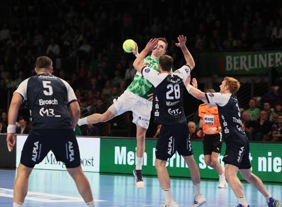 GER HBL season 2024 2025 FÜCHSE Berlin vs TBV Lemgo Lippe, 12 12 24, Max Schmeling Halle, Berlin, Jan BROSCH TBV Lemgo Lippe 5 , Hendrik WAGNER TBV Lemgo Lippe 28 , Lasse Bredekjaer ANDERSSON Füchse Berlin 11