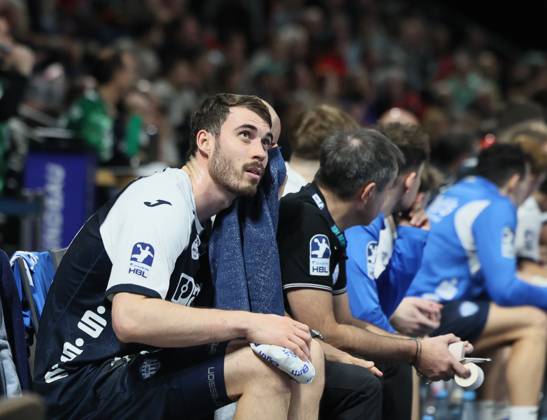 GER HBL season 2024 2025 FÜCHSE Berlin vs TBV Lemgo Lippe, 12 12 24, Max Schmeling Halle, Berlin, Hendrik WAGNER TBV Lemgo Lippe 28 cools his knee, reserve bench, injury