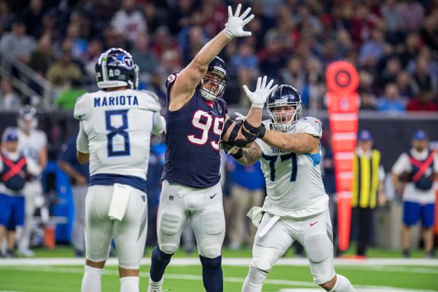 NFL, American Football Herren, USA 2018: Titans vs Texans NOV 26 November 26, 2018: Houston Texans defensive end J.J. Watt (99) attempts to block a pass by Tennessee Titans quarterback Marcus Mariota (8) as Titans offensive tackle Taylor Lewan (77) looks on during the 3rd quarter of an NFL football game between the Tennessee Titans and the Houston Texans at NRG Stadium in Houston, TX. The Texans won the game 34 to 17...Trask Smith CSM Houston TX U.S. EDITORIAL USE ONLY Copyright: xx ZUMA-20181126_zaf_c04_298.jpg TraskxSmithx csmphototwo467648