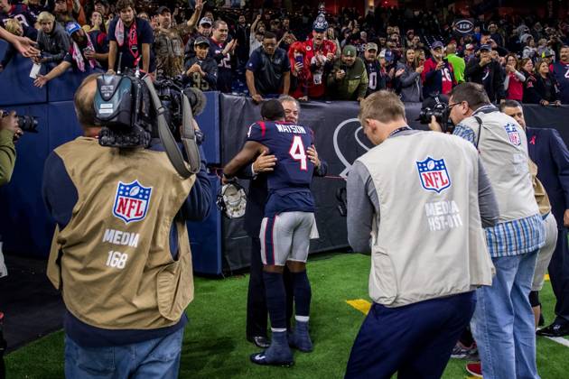 NFL, American Football Herren, USA 2018: Titans vs Texans NOV 26 November 26, 2018: Houston Texans quarterback Deshaun Watson (4) hugs chief operating officer Cal McNair after an NFL football game between the Tennessee Titans and the Houston Texans at NRG Stadium in Houston, TX. The Texans won the game 34 to 17...Trask Smith CSM Houston TX U.S. EDITORIAL USE ONLY Copyright: xx ZUMA-20181126_zaf_c04_329.jpg TraskxSmithx csmphototwo467658