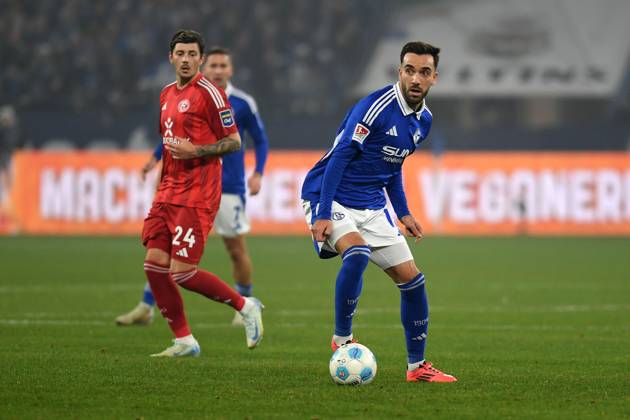 Kenan Karaman FC Schalke 04 in action, on the ball, single action during the 2 Bundesliga match between FC Schalke 04 and Fortuna Düsseldorf at Veltins Arena on December 14, 2024 in Gelsenkirchen, Germany Germany Photo by Ralf Treese DeFodi Images Kenan Karaman FC Schalke 04 controls the ball during the 2 Bundesliga match between FC Schalke 04 and Fortuna Düsseldorf at Veltins Arena on December 14, 2024 in Gelsenkirchen, Germany Photo by Ralf Treese DeFodi Images DFB DFL REGULATIONS PROHIBIT ANY USE OF PHOTOGRAPHS AS IMAGE SEQUENCES AND OR QUASI VIDEO Defodi 521 S04F9520241214 016 Defodi-521 DFB DFL REGULATIONS PROHIBIT ANY USE OF PHOTOGRAPHS AS IMAGE SEQUENCES AND OR QUASI-VIDEO.