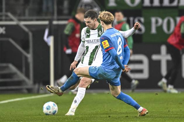 v li in duel Joe Scally Moenchengladbach 29 Finn Porath Kiel 8 14 12 2024 Soccer Borussia Mönchengladbach vs Holstein Kiel , Borussia Park, Moenchengladbach, DFB DFL REGULATIONS PROHIBIT ANY USE OF PHOTOGRAPHS AS IMAGE SEQUENCES AND OR QUASI VIDEO NRW Germany Copyright: xpepphotox xHorstxMauelshagenx pep00321, pep_20241214_hm_0576