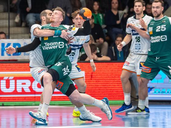 Erik Persson Frisch Auf Goeppingen, 22 in duel with Vladimir Vranjes HSG Wetzlar, 14 , Frisch Auf Goeppingen vs HSG Wetzlar, Handball, 1 Bundesliga, Men, Season 2024 2025, 15 12 2024, Frisch Auf Goeppingen vs HSG Wetzlar, Handball, 1 Bundesliga, Men, Season 2024 2025, 15 12 2024 Goeppingen Copyright: xMichaelxSchmidt Eibner-Pressefotx EP_MST