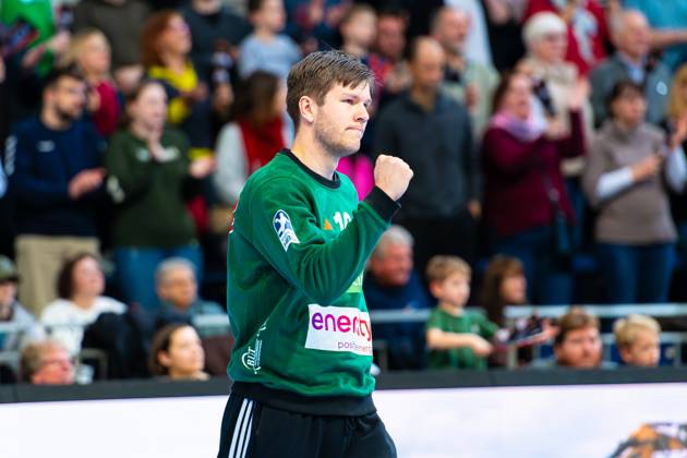 Simon Gade TSV Hannover Burgdorf, No. 16 v l , TSV Hannover Burgdorf red against HC Erlangen white on matchday 15 of the 2024 2025 season in the DAIKIN Handball Bundesliga 15 12 2024, ZAG Arena Hannover, GER , Copyright: xJanxGuentherx xTSVxHannover-Burgdorfx
