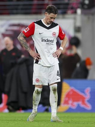Robin Koch Eintracht Frankfurt looks dejected, Bundesliga, RB Leipzig v Eintracht Frankfurt, Red Bull Arena, December 15, 2024 in Leipzig, Germany Photo by Marco Steinbrenner DeFodi Images Robin Koch Eintracht Frankfurt looks dejected, Bundesliga, RB Leipzig v Eintracht Frankfurt, Red Bull Arena, December 15, 2024 in Leipzig, Germany Photo by Marco Steinbrenner DeFodi Images DFL regulations prohibit any use of photographs as image sequences and or quasi video Defodi 700 leipzig frank 20241215 164 Defodi-700 DFL regulations prohibit any use of photographs as image sequences and or quasi-video.