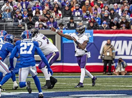 Baltimore Ravens quarterback Lamar Jackson (8) passes against the New York Giants during a NFL, American Football Herren, USA game at MetLife Stadium in East Rutherford, New Jersey. CSM East Rutherford United States - ZUMAc04_ 20241216_zma_c04_030 Copyright: xDuncanxWilliamsx