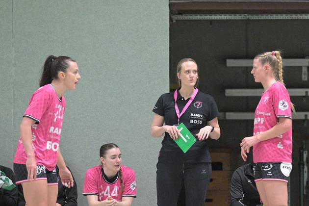 Miriam Hirsch TusSies Metzingen, coach with Naina Klein TusSies Metzingen, 9 and Jana Scheib TusSies Metzingen, 20 TusSies Metzingen vs HSG Bensheim Auerbach, handball, HBF, test match, 2024 2025 season, 17 12 2024 TusSies Metzingen vs HSG Bensheim Auerbach, handball, HBF, test match, 2024 2025 season, 17 12 2024 Metzingen Copyright: xEibner-Pressefotox EP_TBR