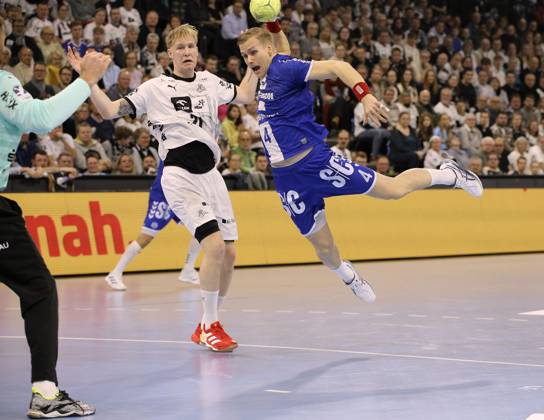 Photo Ellidi Snaer Vidarsson Gummersbach throws against Eric Johansson Kiel Handball Herren 1 Bundesliga Pokalspiel am Thu 19 12 2024 THW Kiel VfL Gummersbach DHB Pokal , Viertelfinale