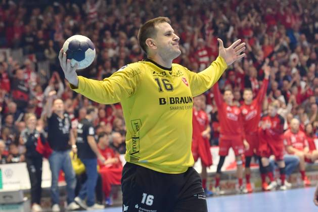 Cheers for Nebojsa Simic Goalkeeper MT Melsungen 16 , GER, MT Melsungen SG Flensburg Handewitt, Handball, DHB Pokal, Quarter-final, Season 2024 2025, 19 12 2024, GER, MT Melsungen SG Flensburg Handewitt, Handball, DHB Pokal, Quarter-final, Season 2024 2025, 19 12 2024 Kassel Copyright: xEibner-Pressefotox xRolandxSippelx EP_RSL