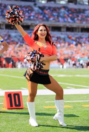 NFL, American Football Herren, USA 2021: Packers vs Bengals OCT 10 October 10, 2021: One of the Cincinnati Ben-GALS performs at the NFL football game between the Green Bay Packers and the Cincinnati Bengals at Paul Brown Stadium in Cincinnati, Ohio. JP Waldron Cal Media Cincinnati Ohio USA EDITORIAL USE ONLY Copyright: xx ZUMA-20211010_zaf_c04_383.jpg JpxWaldronx csmphototwo804274