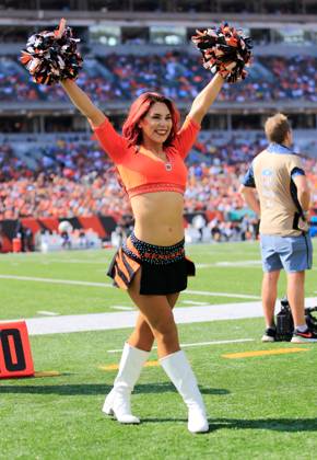 NFL, American Football Herren, USA 2021: Packers vs Bengals OCT 10 October 10, 2021: One of the Cincinnati Ben-GALS performs at the NFL football game between the Green Bay Packers and the Cincinnati Bengals at Paul Brown Stadium in Cincinnati, Ohio. JP Waldron Cal Media Cincinnati Ohio USA EDITORIAL USE ONLY Copyright: xx ZUMA-20211010_zaf_c04_381.jpg JpxWaldronx csmphototwo804276