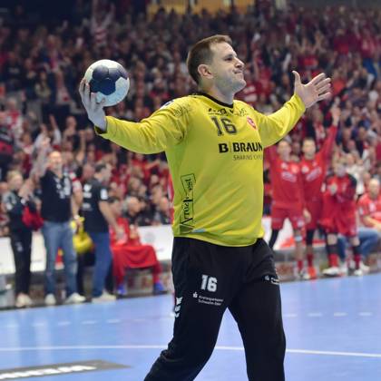 Cheers for Nebojsa Simic Goalkeeper MT Melsungen 16 , GER, MT Melsungen SG Flensburg Handewitt, Handball, DHB Pokal, Quarter-final, Season 2024 2025, 19 12 2024, GER, MT Melsungen SG Flensburg Handewitt, Handball, DHB Pokal, Quarter-final, Season 2024 2025, 19 12 2024 Kassel Copyright: xEibner-Pressefotox xRolandxSippelx EP_RSL