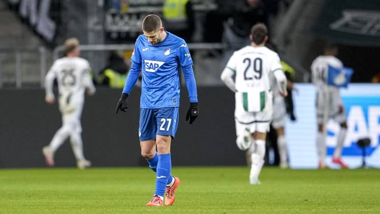 Andrej Kramaric Hoffenheim, 27 , TSG 1899 Hoffenheim player, looking disappointed, disappointment, frustration, disappointed, pessimistic, after conceding the 1-2 goal, action, action scene, 21 12 2024, Sinsheim Germany , Soccer, Bundesliga, TSG 1899 Hoffenheim Borussia Mönchengladbach, DFB DFL REGULATIONS PROHIBIT ANY USE OF PHOTOGRAPHS AS IMAGE SEQUENCES AND OR QUASI VIDEO xozx