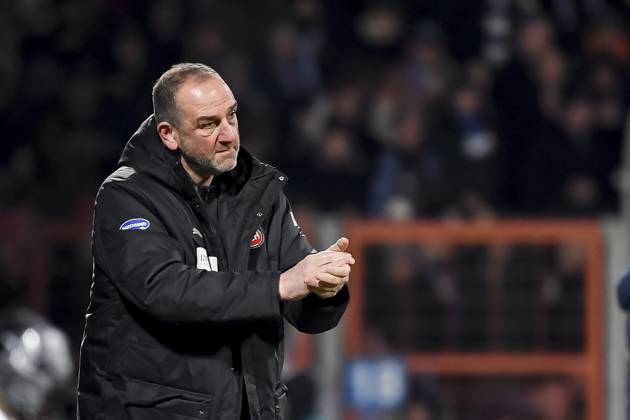 Coach Frank Schmidt 1 FC Heidenheim gestures, Bundesliga, VfL Bochum 1848 v 1 FC Heidenheim 1846, Vonovia Ruhrstadion, 22 12 2024, Bochum, Germany Defodi 067 BOCFCH20241222 256 Defodi-067 DFL regulations prohibit any use of photographs as image sequences and or quasi-video.