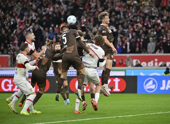 Strafraumszene, Torraumszene Kopfballduell Zweikampf Aktion Hauke Wahl FC St. Pauli (05) Nick Woltemade VfB Stuttgart (11) MHPArena, MHP Arena Stuttgart, Baden-Württemberg, Deutschland, Europa Penalty area scene, goal area scene header duel duel action Hauke Wahl FC St. Pauli (05) Nick Woltemade VfB Stuttgart (11) MHPArena, MHP Arena Stuttgart, Baden-Württemberg, Germany, Europe iblimw11974423
