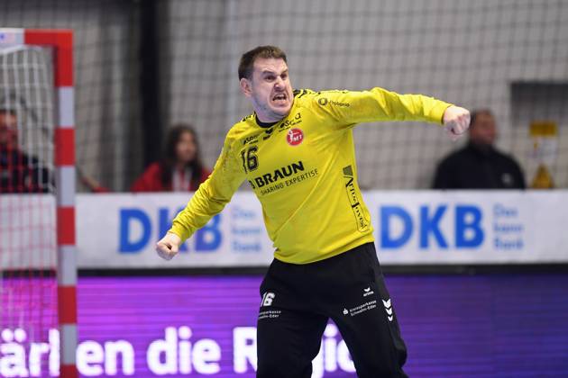 Cheers for Nebojsa Simic Goalkeeper MT Melsungen 16 , GER, MT Melsungen TSV Hannover Burgdorf, Handball, 1 Bundesliga, Matchday 17, Season 2024 2025, 23 12 2024, GER, MT Melsungen TSV Hannover Burgdorf, Handball, 1 Bundesliga, Matchday 17, Season 2024 2025, 23 12 2024 Kassel Copyright: xEibner-Pressefotox xRolandxSippex EP_RSL