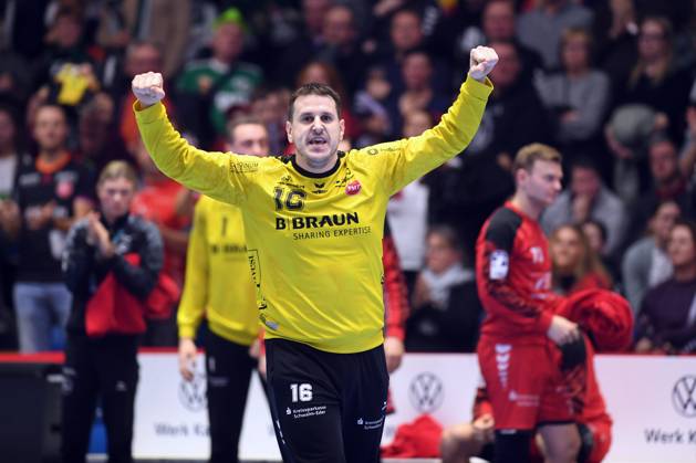 Cheers for Nebojsa Simic Goalkeeper MT Melsungen 16 , GER, MT Melsungen TSV Hannover Burgdorf, Handball, 1 Bundesliga, Matchday 17, Season 2024 2025, 23 12 2024, GER, MT Melsungen TSV Hannover Burgdorf, Handball, 1 Bundesliga, Matchday 17, Season 2024 2025, 23 12 2024 Kassel Copyright: xEibner-Pressefotox xRolandxSippex EP_RSL