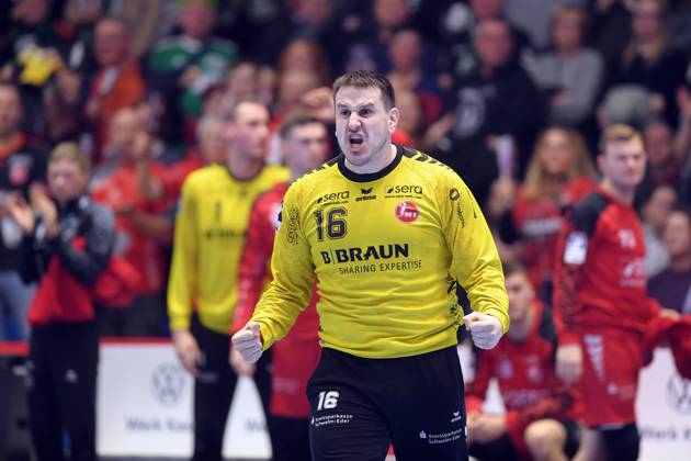Cheers for Nebojsa Simic Goalkeeper MT Melsungen 16 , GER, MT Melsungen TSV Hannover Burgdorf, Handball, 1 Bundesliga, Matchday 17, Season 2024 2025, 23 12 2024, GER, MT Melsungen TSV Hannover Burgdorf, Handball, 1 Bundesliga, Matchday 17, Season 2024 2025, 23 12 2024 Kassel Copyright: xEibner-Pressefotox xRolandxSippex EP_RSL