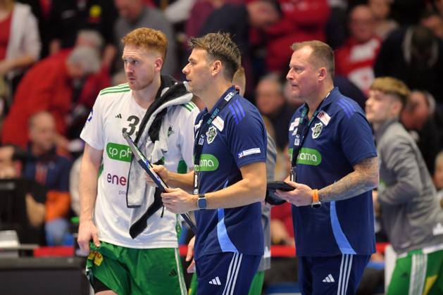 Lukas Stutzke TSV Hannover Burgdorf, 39 , Christian Prokop Coach TSV Hannover Burgdorf , Heidmar Felixson Co Coach TSV Hannover Burgdorf in a time-out , GER, MT Melsungen TSV Hannover Burgdorf, Handball, 1 Bundesliga, 17 Matchday, Season 2024 2025, 23 12 2024, GER, MT Melsungen TSV Hannover Burgdorf, Handball, 1 Bundesliga, 17 Matchday, Season 2024 2025, 23 12 2024 Kassel Copyright: xEibner-Pressefotox xRolandxSippelx EP_RSL
