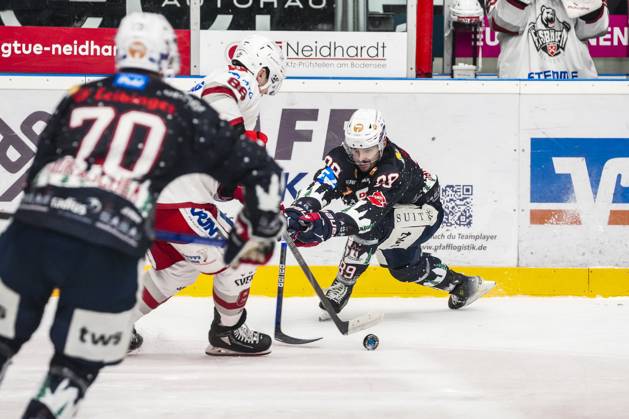 Battle for the puck duel between Lukas Muehlbauer Towerstars Ravensburg, 89 and Corey Trivino Eisbaeren Regensburg, 86 , GER, Ravensburg Towerstars vs Eisbaeren Regensburg, Ice Hockey, DEL2, Season 2024 2025, Matchday 30, 26 12 24 GER, Ravensburg Towerstars vs Eisbaeren Regensburg, Ice Hockey, DEL2, Season 2024 2025, Matchday 30, 26 12 24 Ravenburg Copyright: xEibner-Pressefoto MaximilianxRistx EP_MRT