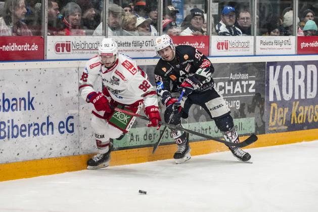 Battle for the puck duel between Patrick Demetz Eisbaeren Regensburg, 92 and Adam Payerl Towerstars Ravensburg, 90 , GER, Ravensburg Towerstars vs Eisbaeren Regensburg, Ice Hockey, DEL2, Season 2024 2025, Matchday 30, 26 12 24 GER, Ravensburg Towerstars vs Eisbaeren Regensburg, Ice Hockey, DEL2, Season 2024 2025, Matchday 30, 26 12 24 Ravenburg Copyright: xEibner-Pressefoto MaximilianxRistx EP_MRT