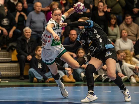 Lara Daeuble Frisch Auf Women, 95 in duel with Anika Hampel Buxtehuder SV, 10 , Buxtehuder SV vs Frisch Auf Goeppingen, Handball, 1 Bundesliga, Season 2024 2025, 27 12 2024 Buxtehuder SV vs Frisch Auf Goeppingen, Handball, 1 Bundesliga, Season 2024 2025, 27 12 2024 Buxtehude Copyright: xMichaelxSchmidt Eibner-Pressefotx EP_MST