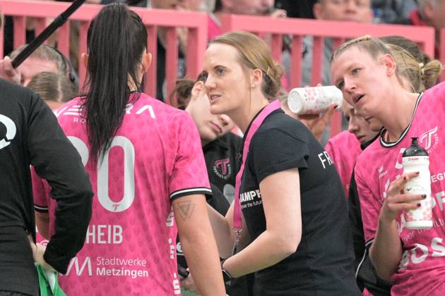 Miriam Hirsch TusSies Metzingen, Coach in Time Out TusSies Metzingen vs HB Ludwigsburg, Handball, HBF, 9 League Matchday, Season 2024 2025, 27 12 2024 TusSies Metzingen vs HB Ludwigsburg, Handball, HBF, 9 League Matchday, Season 2024 2025, 27 12 2024 Tuebingen Copyright: xEibner-Pressefotox EP_TBR