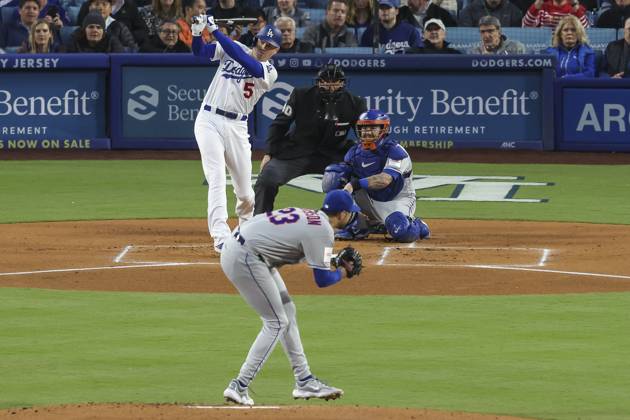 Los Angeles Dodgers first baseman Freddie Freeman (5) hits a home run in the first inning during a MLB, Baseball Herren, USA regular season game between the Los Angeles Dodgers and New York Mets, Monday, April 18, 2023 in Los Angeles, CA. The Mets defeated the Dodgers 8-6. (Brandon Sloter Image of Los Angeles CA United States EDITORIAL USE ONLY Copyright: xImagexofxSportx BrandonxSloterx iosphotos294045
