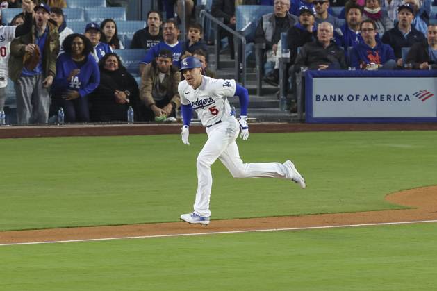 Los Angeles Dodgers first baseman Freddie Freeman (5) hits a home run in the first inning during a MLB, Baseball Herren, USA regular season game between the Los Angeles Dodgers and New York Mets, Monday, April 18, 2023 in Los Angeles, CA. The Mets defeated the Dodgers 8-6. (Brandon Sloter Image of Los Angeles CA United States EDITORIAL USE ONLY Copyright: xImagexofxSportx BrandonxSloterx iosphotos294050