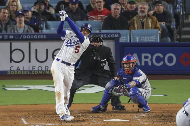 Los Angeles Dodgers first baseman Freddie Freeman (5) watches his ball in flight during a MLB, Baseball Herren, USA regular season game between the Los Angeles Dodgers and New York Mets, Monday, April 18, 2023 in Los Angeles, CA. The Mets defeated the Dodgers 8-6. (Brandon Sloter Image of Los Angeles CA United States EDITORIAL USE ONLY Copyright: xImagexofxSportx BrandonxSloterx iosphotos294073