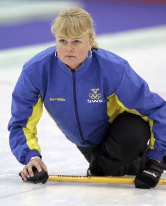 Swedish skip, Anette Norberg, watches the stone following a delivery against Switzerland in the gold medal match of women s curling on February 23, 2006, in Pinerolo Palaghiaccio, Italy during the 2006 Winter Olympics. (Gary Reyes San Jose Mercury News KRT) PINEROLO PALAGHIACCIO ITA EDITORIAL USE ONLY Copyright: xx GaryxReyesx krtphotos312895