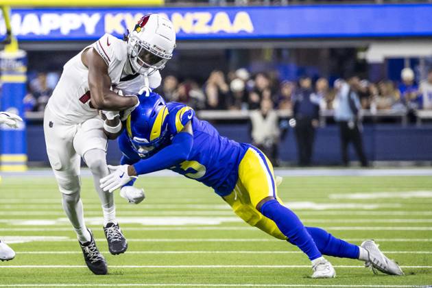 NFL, American Football Herren, USA 2024: Los Angeles Rams Vs Arizona Cardinals in Los Angeles - 28 Dec 2024 Los Angeles Rams wide receiver Tyler Johnson (L) escapes a tackle-attempt by Los Angeles Rams safety Kam Curl (R) during an NFL football game at SoFi Stadium. Los Angeles United States Copyright: xRingoxChiux xSOPAxImagesx 20241228RC.Rams040