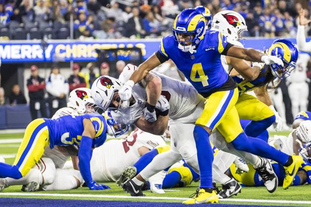 NFL, American Football Herren, USA 2024: Los Angeles Rams Vs Arizona Cardinals in Los Angeles - 28 Dec 2024 Arizona Cardinals tight end Trey McBride (C) dives for a touchdown against the Los Angeles Rams during an NFL football game at SoFi Stadium. Los Angeles United States Copyright: xRingoxChiux xSOPAxImagesx 20241228RC.Rams051