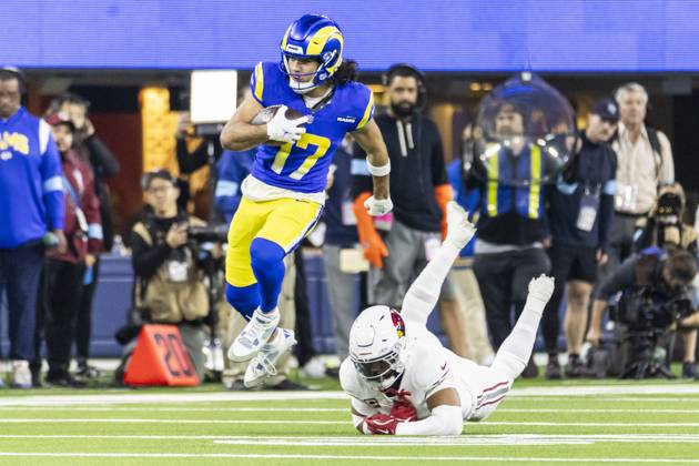 NFL, American Football Herren, USA 2024: Los Angeles Rams Vs Arizona Cardinals in Los Angeles - 28 Dec 2024 Los Angeles Rams wide receiver Puka Nacua 17 escapes a tackle from the Arizona Cardinals during an NFL football game at SoFi Stadium. Los Angeles United States Copyright: xRingoxChiux xSOPAxImagesx 20241228RC.Rams074