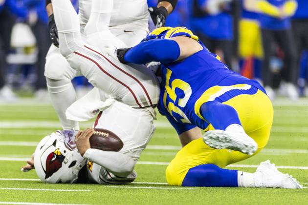 NFL, American Football Herren, USA 2024: Los Angeles Rams Vs Arizona Cardinals in Los Angeles - 28 Dec 2024 Arizona Cardinals quarterback Kyler Murray (L) is brought down by Los Angeles Rams defensive end Braden Fiske 55 during an NFL football game at SoFi Stadium. Los Angeles United States Copyright: xRingoxChiux xSOPAxImagesx 20241228RC.Rams081