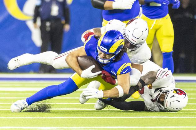 NFL, American Football Herren, USA 2024: Los Angeles Rams Vs Arizona Cardinals in Los Angeles - 28 Dec 2024 Los Angeles Rams wide receiver Puka Nacua (L) is brought down by Arizona Cardinals safety Budda Baker (R) and linebacker Kyzir White (C) during an NFL football game at SoFi Stadium. Los Angeles United States Copyright: xRingoxChiux xSOPAxImagesx 20241228RC.Rams104