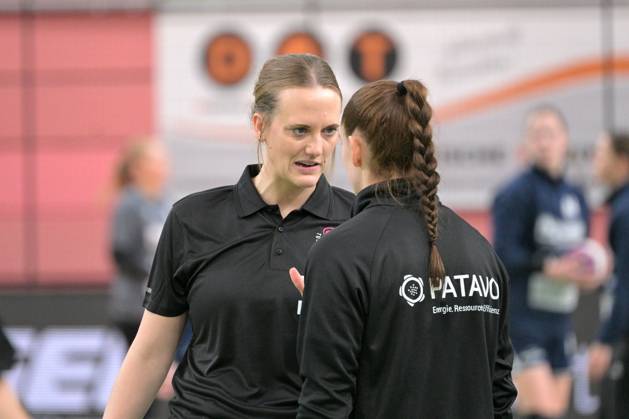 Miriam Hirsch TusSies Metzingen, coach with Selina Kalmbach TusSies Metzingen, 2 TusSies Metzingen vs Sport Union Neckarsulm, handball, HBF, 10 league matchday, 2024 2025 season, 29 12 2024 TusSies Metzingen vs Sport Union Neckarsulm, handball, HBF, 10 league matchday, 2024 2025 season, 29 12 2024 Tuebingen Copyright: xEibner-Pressefotox EP_TBR