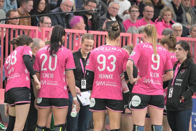 Miriam Hirsch TusSies Metzingen, Coach in Time Out TusSies Metzingen vs Sport Union Neckarsulm, Handball, HBF, 10 League Matchday, Season 2024 2025, 29 12 2024 TusSies Metzingen vs Sport Union Neckarsulm, Handball, HBF, 10 League Matchday, Season 2024 2025, 29 12 2024 Tuebingen Copyright: xEibner-Pressefotox EP_TBR