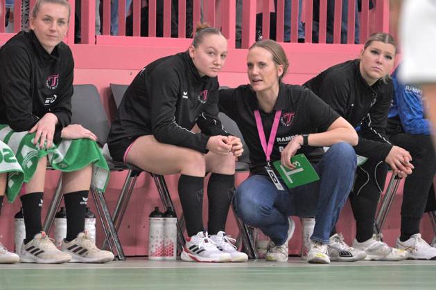 Miriam Hirsch TusSies Metzingen, coach with the last words for Katharina Goldammer TusSies Metzingen, 15 TusSies Metzingen vs Sport Union Neckarsulm, handball, HBF, 10 league matchday, 2024 2025 season, 29 12 2024 TusSies Metzingen vs Sport Union Neckarsulm, handball, HBF, 10 league matchday, 2024 2025 season, 29 12 2024 Tuebingen Copyright: xEibner-Pressefotox EP_TBR