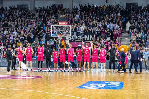 The Telekom Baskets Bonn team celebrates the victory against BG Goettingen with the fans Telekom Baskets Bonn vs BG Goettingen Goettingen, Basketball, easy Credit BBL 14 Matchday, 2024 2025, 29 12 2024 Telekom Baskets Bonn vs BG Goettingen, Basketball, easy Credit BBL 14 Matchday, 2024 2025, 29 12 2024 Bonn Copyright: xEibner-Pressefoto GerhardxWingenderx EP_GWR