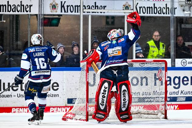Andreas Andy Jenike Iserlohn Roosters, 92 holds the puck in front of Hubert Labrie Iserlohn Roosters, 16 , GER, Iserlohn Roosters vs Duesseldorfer EG, Ice Hockey, Penny DEL, Matchday 32, Season 2024 2025, 30 12 2024, GER, Iserlohn Roosters vs Duesseldorfer EG, Ice Hockey, Penny DEL, Matchday 32, Season 2024 2025, 30 12 2024 Iserlohn Copyright: xJonasxBrockmann Eibner-Pressefotx EP_JBN