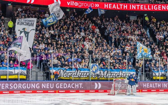 The Munich fans in the North Curve behind Mathias Niederberger Goalkeeper, EHC Red Bull Muenchen, 35 GER, EHC Red Bull Muenchen vs Grizzlys Wolfsburg, Ice Hockey, DEL, Matchday 32, Season 2024 2025, 30 12 2024 GER, EHC Red Bull Muenchen vs Grizzlys Wolfsburg, Ice Hockey, DEL, Matchday 32, Season 2024 2025, 30 12 2024 Muenchen Copyright: xEibner-Pressefoto FranzxFeinerx EP_HFR