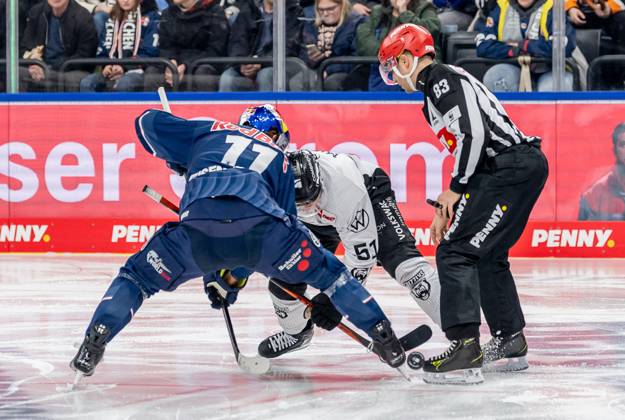 Linesperson David Tschirner executes a faceoff between Markus Eisenschmid EHC Red Bull Muenchen, 11 and Andy Miele Grizzlys Wolfsburg, 51 GER, EHC Red Bull Muenchen vs Grizzlys Wolfsburg, Ice Hockey, DEL, Matchday 32, Season 2024 2025, 30 12 2024 GER, EHC Red Bull Muenchen vs Grizzlys Wolfsburg, Ice Hockey, DEL, Matchday 32, Season 2024 2025, 30 12 2024 Muenchen Copyright: xEibner-Pressefoto FranzxFeinerx EP_HFR