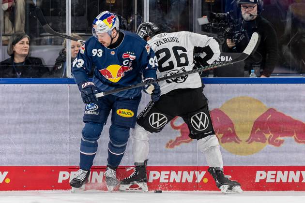 Fight for the puck duel between Maximilian Kastner EHC Red Bull Muenchen, 93 and Phil Varone Grizzlys Wolfsburg, 26 GER, EHC Red Bull Muenchen vs Grizzlys Wolfsburg, Ice Hockey, DEL, Matchday 32, Season 2024 2025, 30 12 2024 GER, EHC Red Bull Muenchen vs Grizzlys Wolfsburg, Ice Hockey, DEL, Matchday 32, Season 2024 2025, 30 12 2024 Muenchen Copyright: xEibner-Pressefoto FranzxFeinerx EP_HFR
