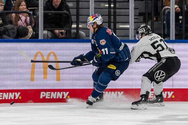 Fight for the puck duel between Markus Eisenschmid EHC Red Bull Muenchen, 11 and Andy Miele Grizzlys Wolfsburg, 51 GER, EHC Red Bull Muenchen vs Grizzlys Wolfsburg, Ice Hockey, DEL, Matchday 32, Season 2024 2025, 30 12 2024 GER, EHC Red Bull Muenchen vs Grizzlys Wolfsburg, Ice Hockey, DEL, Matchday 32, Season 2024 2025, 30 12 2024 Muenchen Copyright: xEibner-Pressefoto FranzxFeinerx EP_HFR